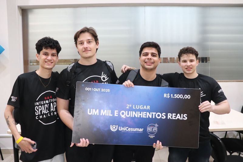 Equipe Sociotech segurando o cheque de 2º lugar do NASA Space Apps 2025